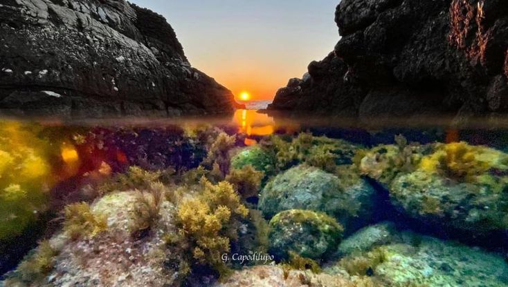 Tramonto alla Regina Giovanna, lo scatto "doppio" nell'antica piscina naturale
