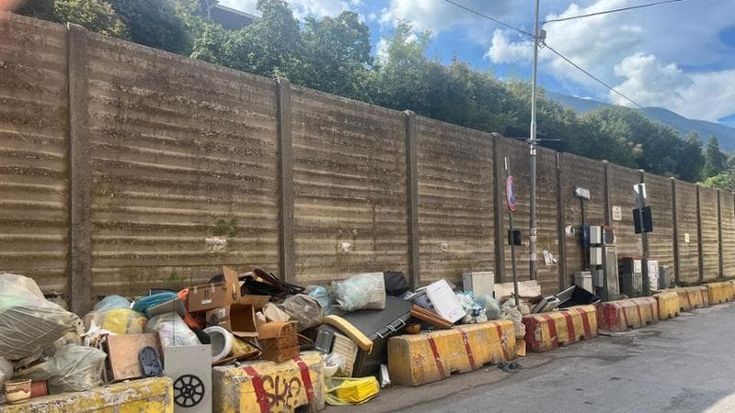 Castellammare, discariche in centro e periferia. I residenti: "Nessuno controlla, non si respira"