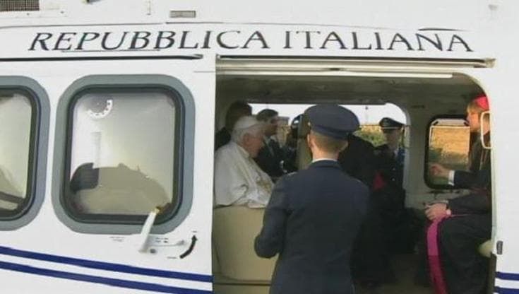 L'ultimo giorno di Benedetto XVI, il Papa sale sull'elicottero 