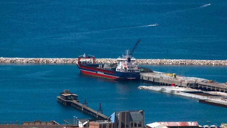 Bagnoli, parte la prima nave con la sabbia dragata davanti alla colmata
