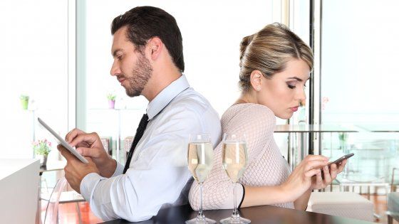 Il tuo partner ti trascura per il cellulare? Soffre di "phubbing"