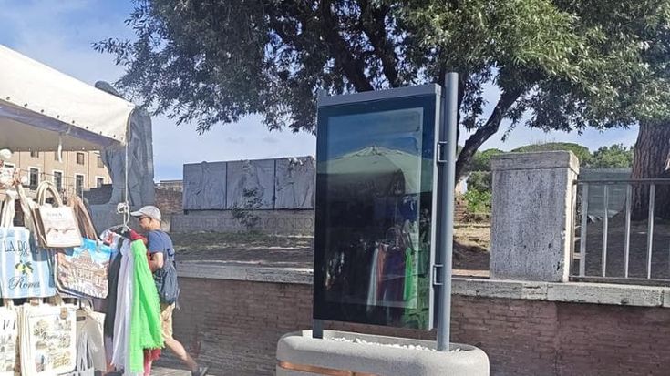Angolo di degrado nella nuova piazza Pia: spuntano un cartello a led e una bancarella