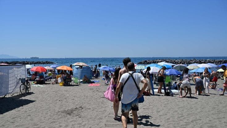 Bacoli, vincono le spiagge libere. La soddisfazione dei bagnanti: “Noi orgogliosamente “pezzenti”