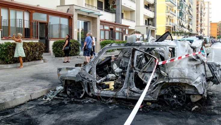 Napoli, rabbia a Ponticelli dopo le bombe della camorra: "È come in guerra, ma siamo abbandonati"