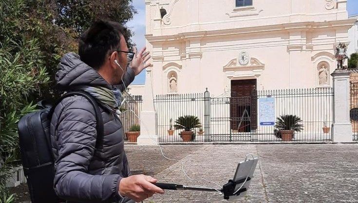 Gita scolastica in Dad: prof in giro per raccontare la città ai liceali a casa davanti al pc. "La ripeteremo dal vivo"