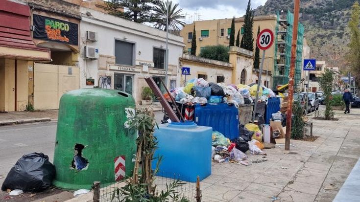 Metà dei lavoratori Rap non è in servizio: turni di raccolta saltati e immondizia per strada