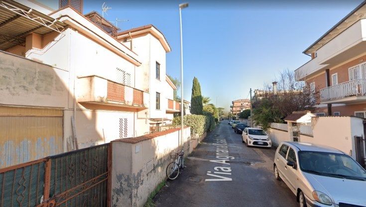 Panico in condominio: trova la moglie morta e tenta suicidio col gas