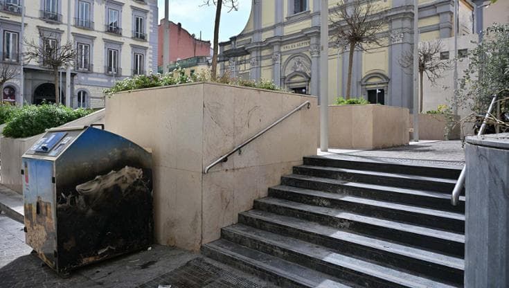 Napoli, più controlli a Santa Maria degli Angeli, bonifica dopo gli incendi della baby gang