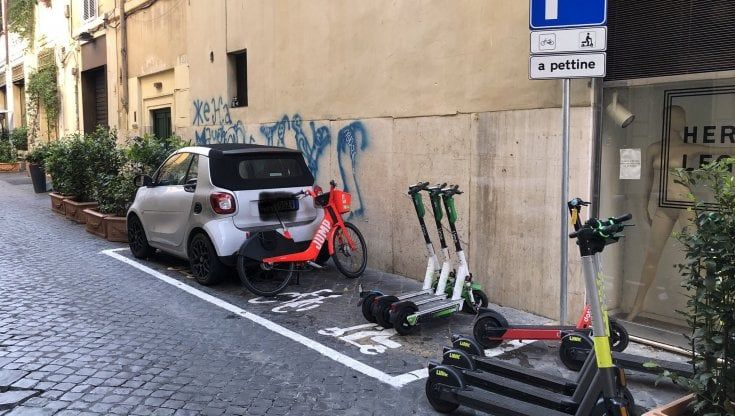 Roma non è un paese per monopattini: le macchine invadono i primi parcheggi "disegnati" nel Centro storico