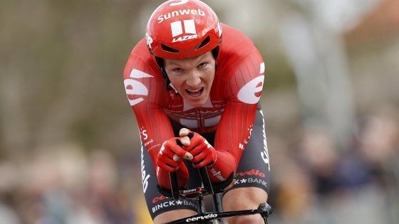 Ciclismo, Parigi-Nizza: Andersen vince la crono, Schachmann sempre più 'giallo'