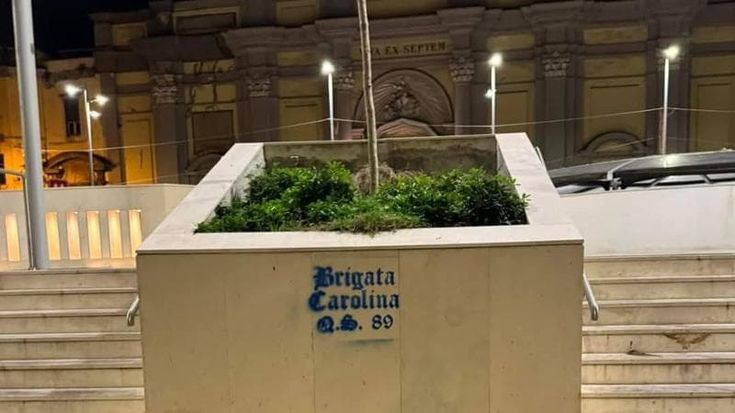 Linea 6, stazione Monte di Dio sfregiata dalla “Brigata Carolina". Scritte rimosse in tempo record