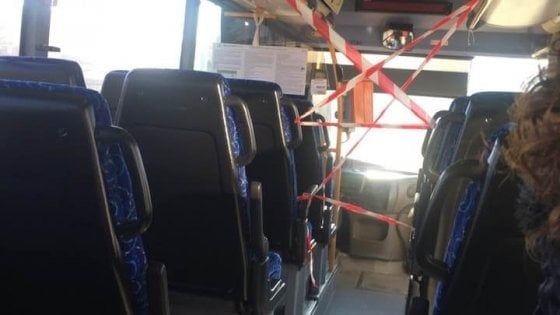 Coronavirus, gli autobus extra urbani di Milano con i posti guida isolati dai nastri