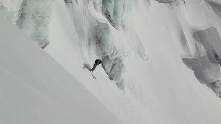 Freerider travolto da una valanga a Punta Helbronner, estratto vivo dal Soccorso alpino valdostano