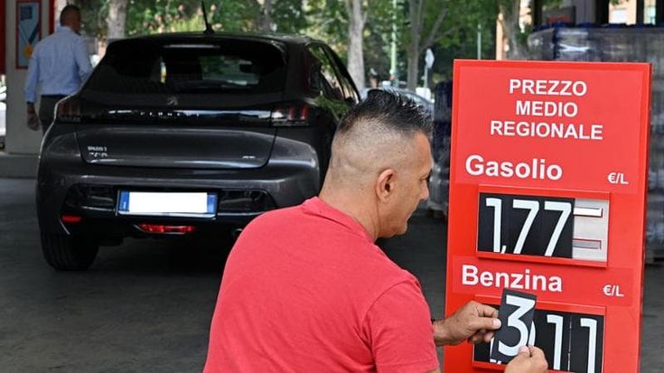 Carburanti, il Consiglio di Stato sospende la sentenza del Tar: tornano i cartelli dei prezzi