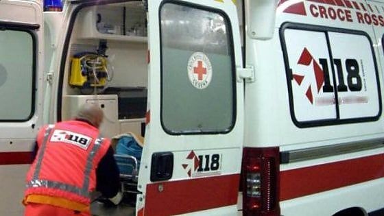 Torino, caricano madre in ambulanza e affidano bimba di 3 mesi a tre maestre: è polemica