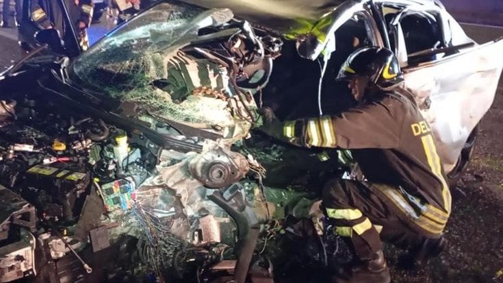 Contromano sulla tangenziale di Bari, si scontrano auto e furgone: gravi i due conducenti