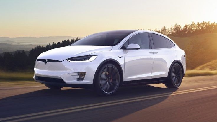 Tesla non solo successi: richiama 9.500 unità di Model X e Model Y