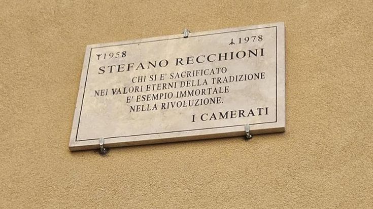 Acca Larentia, torna la targa che inneggia il fascismo e ricorda Stefano Recchioni
