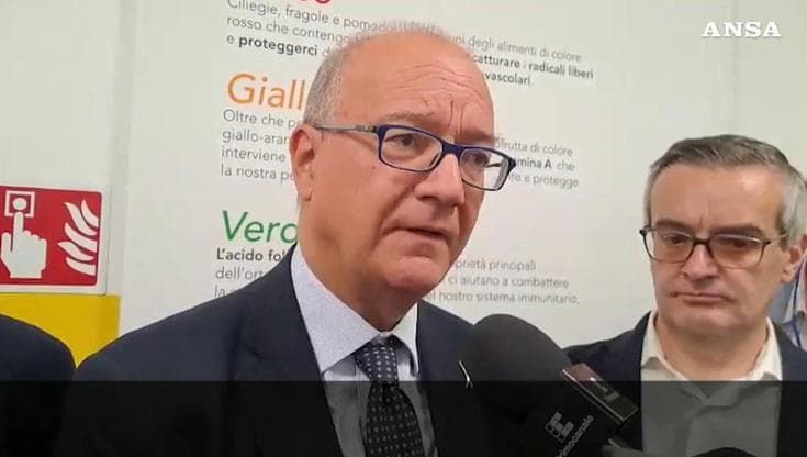 Scuola, Valditara: "I compiti per il giorno dopo vanno dettati e scritti sul diario cartaceo"