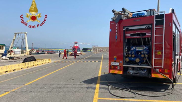 Si gettano in mare mentre la barca va a fuoco: salvati due uomini al largo di Ardea