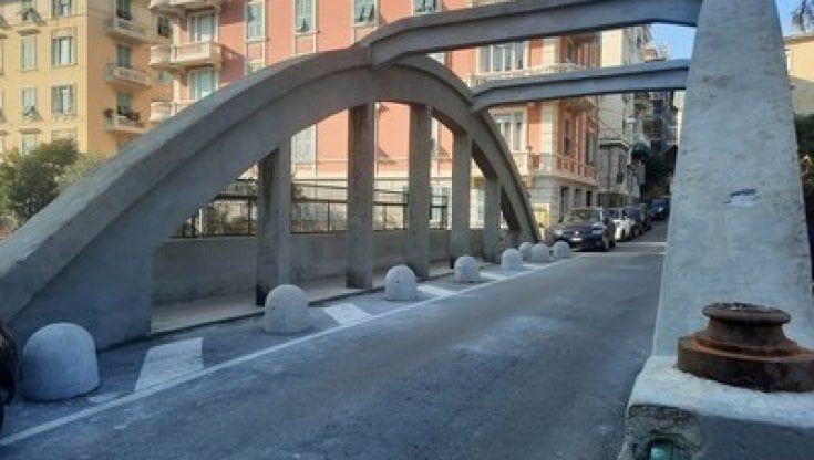 Genova, a Pegli ponte sulla ferrovia rifatto ma inagibile per bus e camion