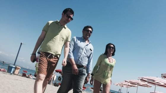 Regionali, per Toti l’apolide prima riunione in spiaggia: “Due mesi in jeans e ho preso la Liguria” 