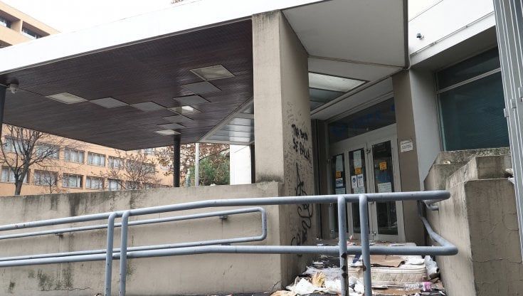  Rifiuti, spaccio e abbandono; l'ex sede Inps di Bologna è fuori controllo