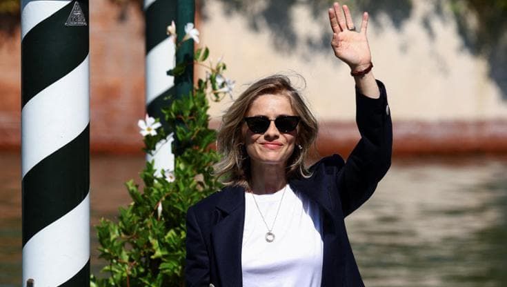 Greta Scarano: “Al Lido con bimbo e nonni, ho lasciato a casa il cane e il marito”