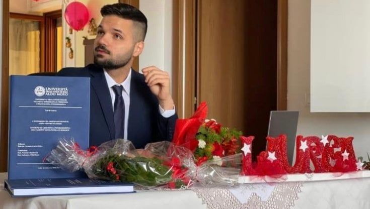 Lorenzo, l'infermiere 23enne che ha sconfitto due tumori: "Per la tesi di laurea ho studiato la mia malattia"