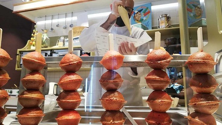 Le bombette diventano dolci: a Bari la gelateria Gentile lancia la rivoluzione dello spiedino street food con crema e pan di Spagna