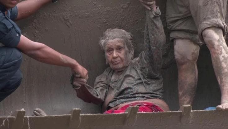Nepal, il giorno dopo la catastrofe restano solo fango e macerie: "Mia moglie nella frana"