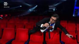 Sanremo 2021, Max Gazzè, vestito da Superman, si schianta sulle poltrone dell'Ariston