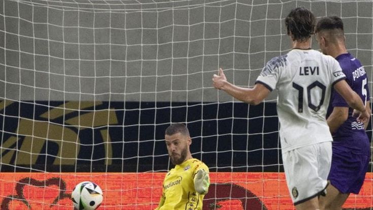 Incertezze, errori e gol: una brutta Fiorentina soffre ma passa il turno