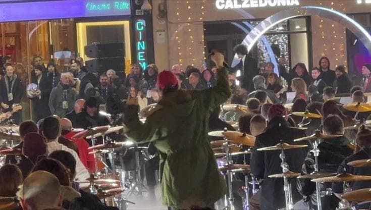 Jovanotti, la notte a Sanremo è con il collettivo di batteristi Rockin' 1000