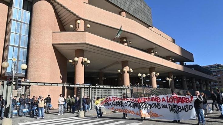 Processo Askatasuna, cade l’accusa di associazione a delinquere: 18 condanne