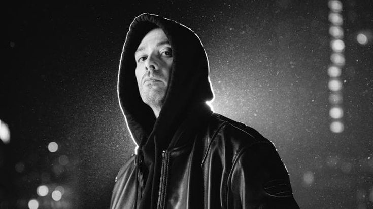 Fabri Fibra torna con una nuova versione di ‘In Italia’: “Il rap è una fotografia che serve a sconfiggere la banalità intorno a noi”