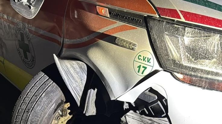 Rubano un’ambulanza e fanno un incidente, la Croce Verde: “Così è a rischio la vita delle persone”