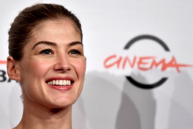 Festa di Roma, il red carpet si inaugura con Rosamund Pike