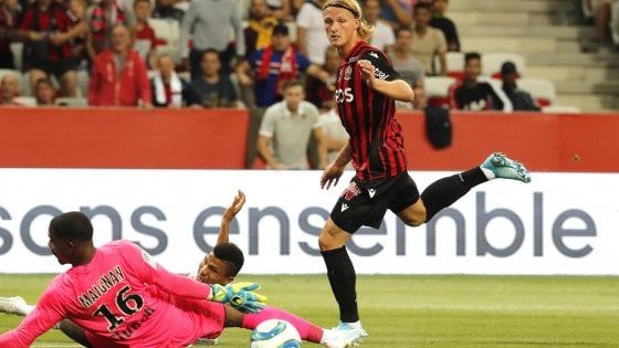 Nizza, licenziato Diaby-Fadiga: aveva rubato l'orologio a Dolberg