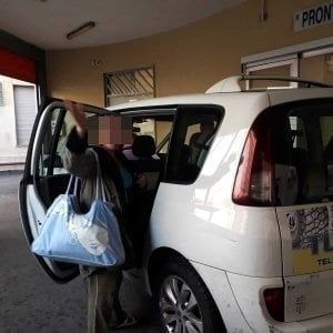 Storia a lieto fine di Maria, la clochard che viveva al Loreto mare: "salvata" da una colletta tra infermieri