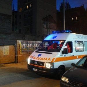 Investito da uno scooter mentre attraversa la strada in centro a Milano: è grave