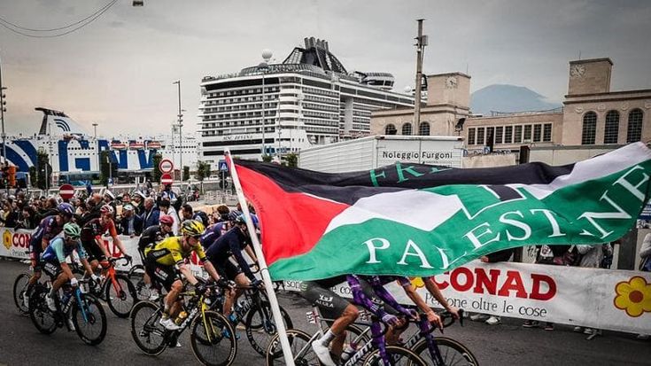 In migliaia sul lungomare per lo sprint del Giro d’Italia. “Siamo pronti a tornare”