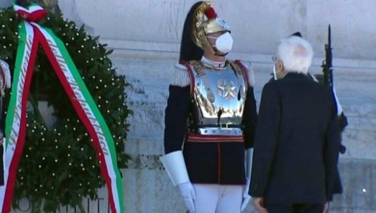 25 aprile, Mattarella all'Altare della Patria con Draghi. Il premier: "Non tutti fummo brava gente, non scegliere è immorale"