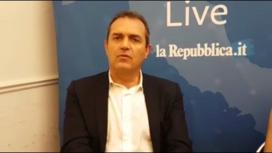 De Magistris live per Repubblica risponde ai cittadini, mandate foto e video per segnalare disagi e soluzioni