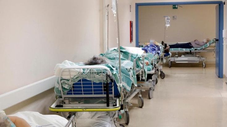 Ambulanze in fila 8 ore perché non ci sono medici e posto letto: sanità in Salento è da codice rosso