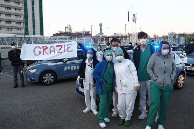 Coronavirus, le Volanti della polizia all'ospedale Maggiore: "Grazie"