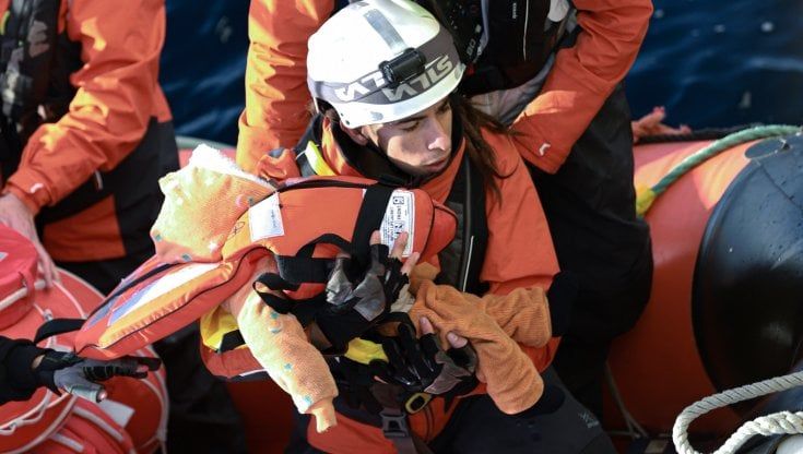 Migranti, la Geo Barents sfida il decreto Piantedosi: devia dalla rotta  e fa il terzo soccorso. Salvataggio anche da parte della Ocean Viking