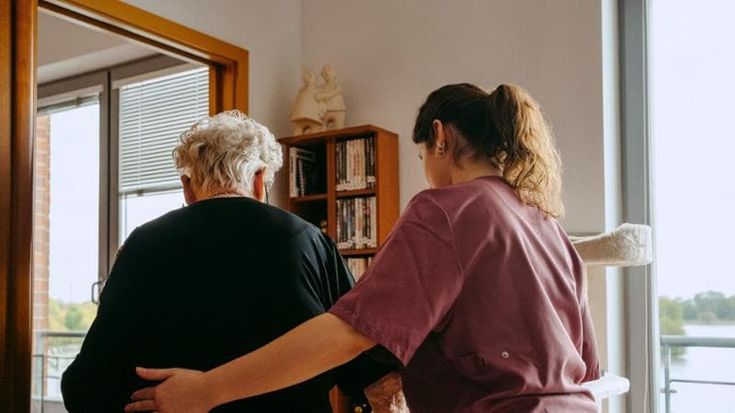 Lavoro domestico, per la prima volta le badanti superano le colf