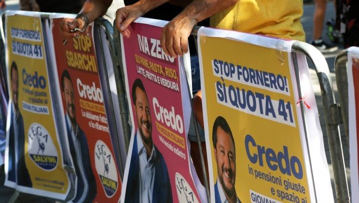 Le squadre dei candidati Volantini, social e telefonate quanta fatica per un voto