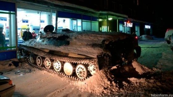 Russia, annoiato, ruba carro armato e sfonda la vetrina di un negozio